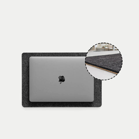 Underlag for MacBooks laget av filt og kork | 26x38 cm | antrasitt