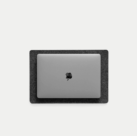 Underlag for MacBooks laget av filt og kork | 26x38 cm | antrasitt