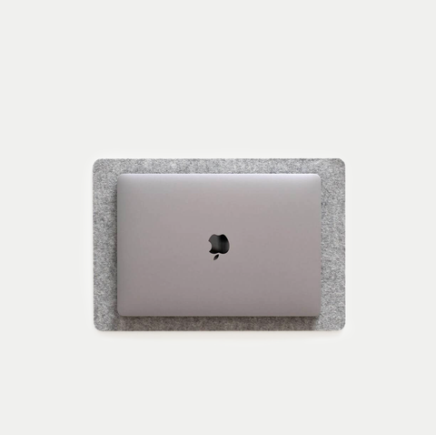 Underlag for MacBooks laget av filt og kork | 26x38 cm | lys grå