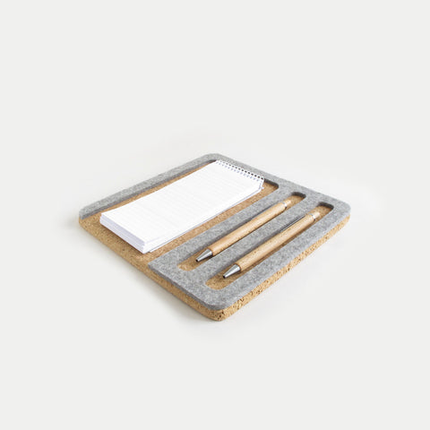 Organizer for mobiltelefon, notatblokk og penner | laget av filt og kork | lys grå