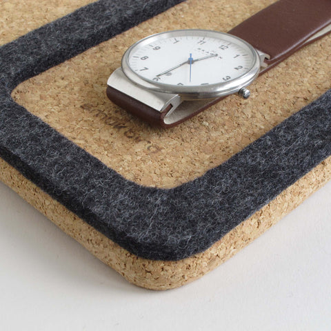 Organizer for mobiltelefoner, briller, notatblokker, klokker, etc. | laget av filt og kork | antrasitt