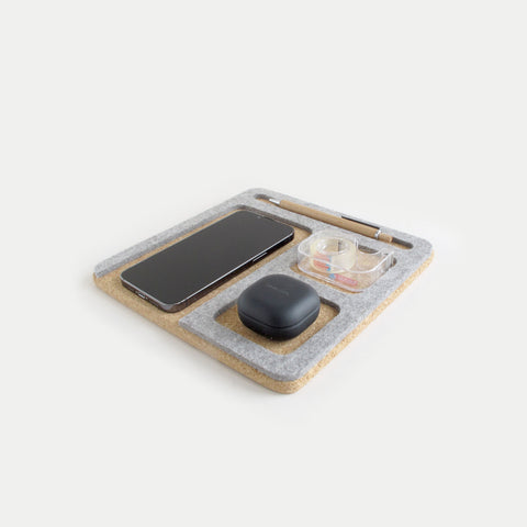 Organizer for mobiltelefoner, notatblokker, penner, nøkler, etc. | laget av filt og kork | lys grå