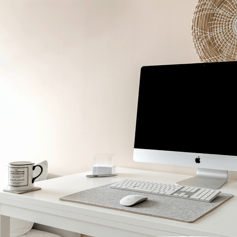 Skrivebordsunderlag av filt og kork | 38x50 cm | lys grå