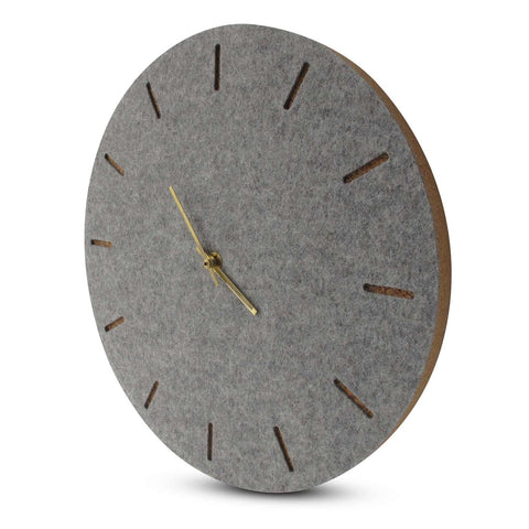 Veggklokke i filt og kork 30 cm | lys grå - gull | Design: København
