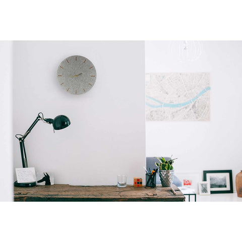 Veggklokke i filt og kork 30 cm | lys grå - gull | Design: København