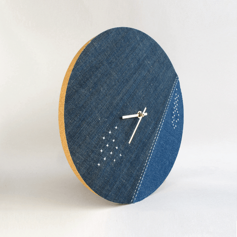 Veggklokke Wabi Sabi Denim rund 30 cm | Denim - gull | Design: Yokohama