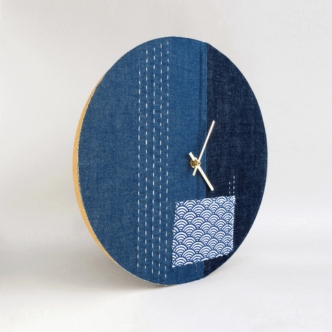 Veggklokke Wabi Sabi Denim rund 30 cm | Denim - gull | Design: Nagoya