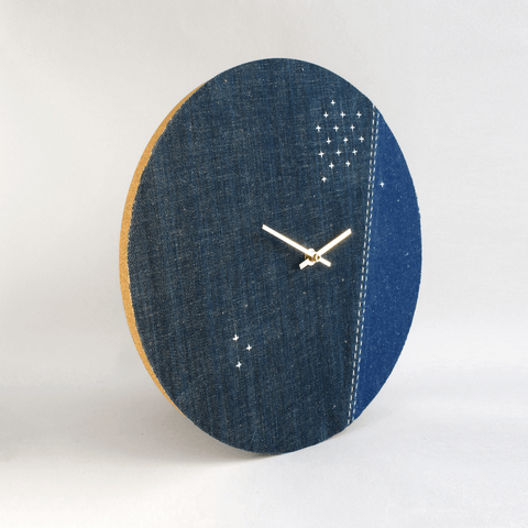 Veggklokke Wabi Sabi Denim rund 30 cm | Denim - gull | Design: Osaka