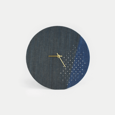 Veggklokke Wabi Sabi Denim rund 30 cm | Denim - gull | Design: Sapporo