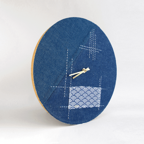 Veggklokke Wabi Sabi Denim rund 30 cm | Denim - gull | Design: Tokyo