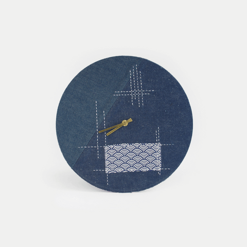 Veggklokke Wabi Sabi Denim rund 30 cm | Denim - gull | Design: Tokyo