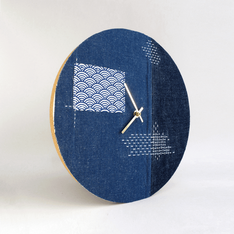 Veggklokke Wabi Sabi Denim rund 30 cm | Denim - gull | Design: Fukuoka