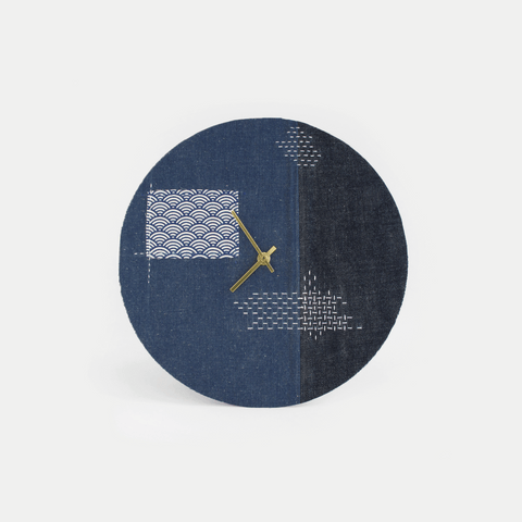 Veggklokke Wabi Sabi Denim rund 30 cm | Denim - gull | Design: Fukuoka