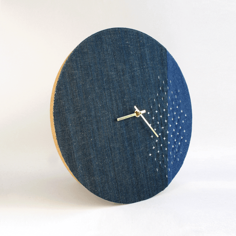 Veggklokke Wabi Sabi Denim rund 30 cm | Denim - gull | Design: Sapporo