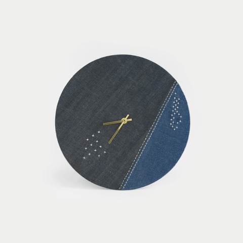 Veggklokke Wabi Sabi Denim rund 30 cm | Denim - gull | Design: Yokohama
