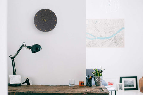 Veggklokke i filt og kork 30 cm | antrasitt - gull | Design: Esbjerg