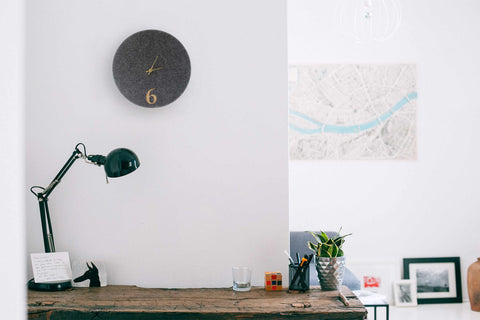 Veggklokke i filt og kork 30 cm | antrasitt - gull | Design: Aarhus