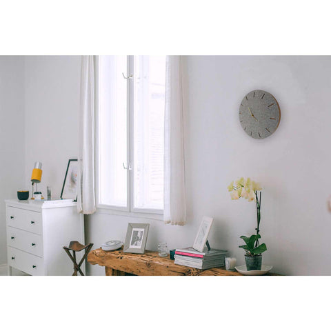 Veggklokke i filt og kork 30 cm | lys grå - gull | Design: København