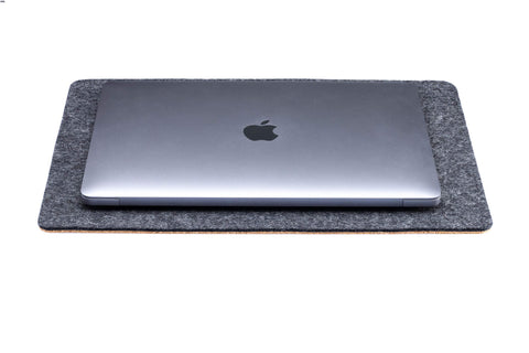 Underlag for MacBooks laget av filt og kork | 26x38 cm | antrasitt