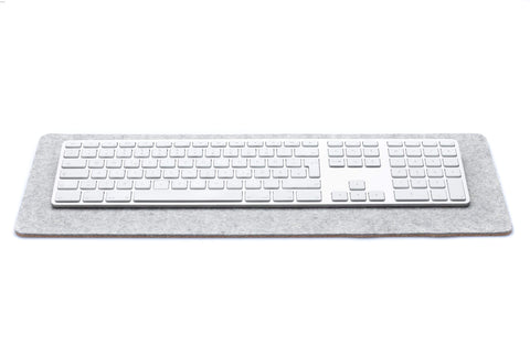 Skrivebordsunderlag av filt og kork | 20x50 cm | lys grå