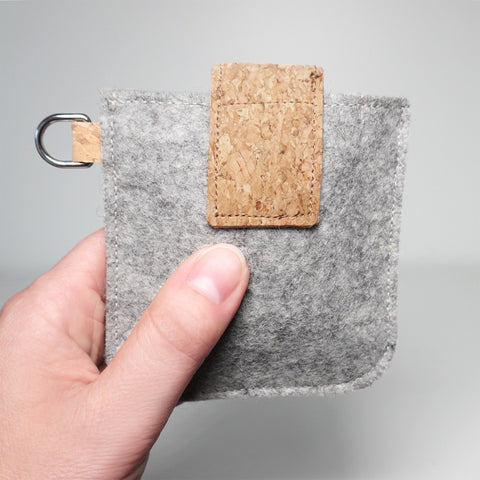 Rückseite der Filz Kopfhörerhülle mit D-Ring zur Befestigung