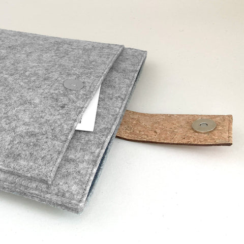 Deksel til MacBook Air M3 15.3 | med magnetlås og ekstra rom  | lys grå - striper | Modell "HAKA"