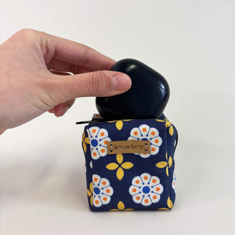 Mini-veske for hodetelefoner og lignende. | laget av økologisk bomull | Designblomst | Modell PocketCube