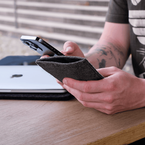 Telefondeksel til iPhone 16 | laget av filt og økologisk bomull | antrasitt - former | Modell "LET"