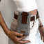 Elegante Gürteltasche aus Filz für Motorola Edge 50 fusion mit magnetischem Verschluss, getragen an der Hüfte.