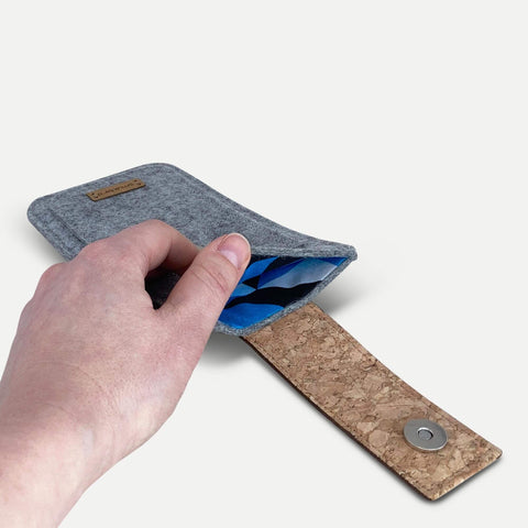 Handytasche für iPhone 12 | mit Magnetverschluss und extra Fach | hellgrau - Shapes | Modell HAKA