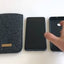 Mobiltelefondeksel til iPhone 12 Pro | laget av filt og økologisk bomull | lys grå - fargerik | Modell "LET"