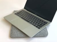 Skreddersydd laptop-omslag | laget av filt og økologisk bomull | lys grå - striper | Modell "LET"