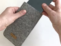 Telefondeksel til iPhone 13 | laget av filt og økologisk bomull | lys grå - blomst | Modell "LET"