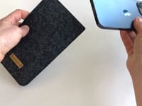 Mobilveske for iPhone 13 mini | laget av filt og økologisk bomull | antrasitt - blomst | Modell "LET"