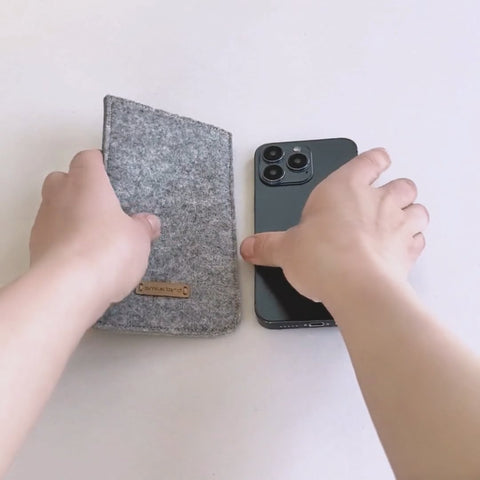 Spesiallaget telefondeksel | laget av filt og økologisk bomull | lys grå - Bloom | Modell "LET"