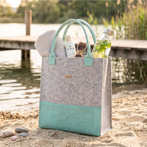 Filz Shopper Tasche aus Wollfilz und Kork in Türkis von SmukBird am Strand, nachhaltige Einkaufstasche im sommerlichen Lifestyle Setting