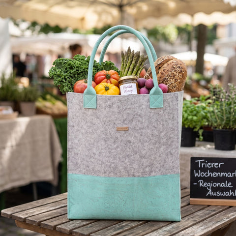Filz Shopper Tasche mit türkisfarbenem Kork gefüllt mit frischem Gemüse auf dem Wochenmarkt, nachhaltige Einkaufstasche