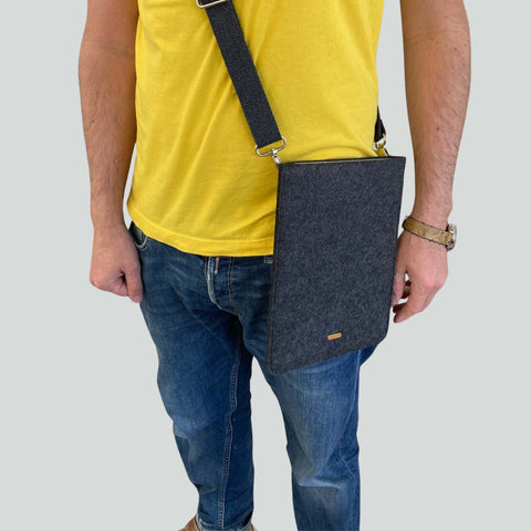 Crossbody-Tablet-Hülle aus anthrazitfarbenem Wollfilz – seitliche Ansicht beim Tragen
