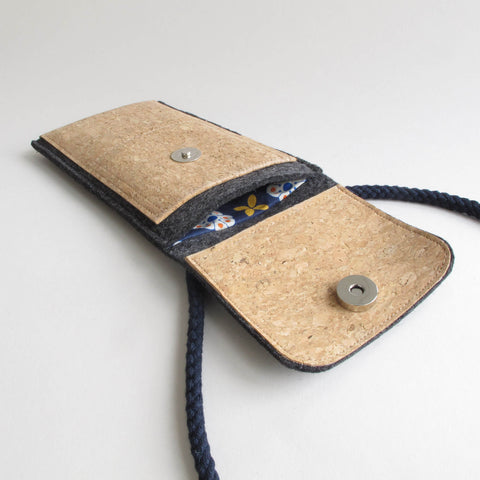 Skulderveske til Fairphone 3 | laget av filt og økologisk bomull | antrasitt - blomst | Modell KEDJA