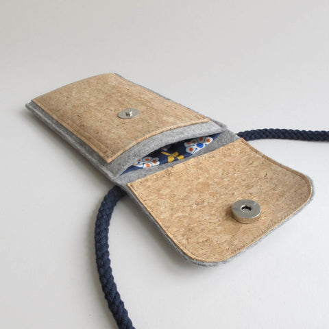 Skulderveske til Fairphone 3 | laget av filt og økologisk bomull | lys grå - blomst | Modell KEDJA