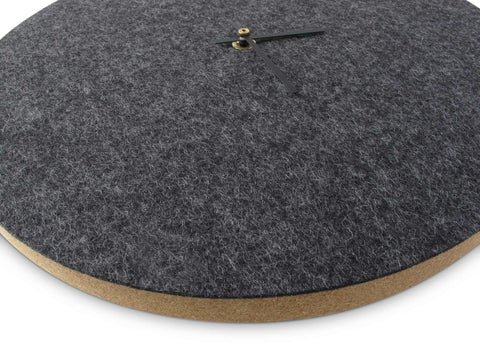 Veggklokke i filt og kork 30 cm | antrasitt - svart | Design: Aalborg