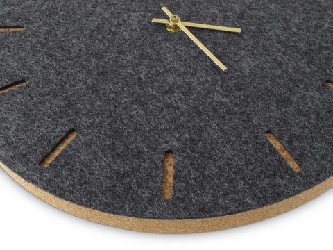Veggklokke i filt og kork 30 cm | antrasitt - gull | Design: København