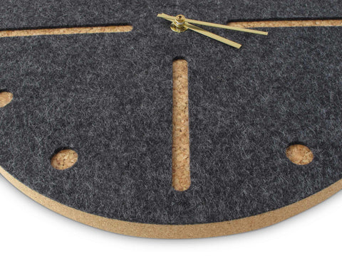 Veggklokke i filt og kork 30 cm | antrasitt - gull | Design: Odense