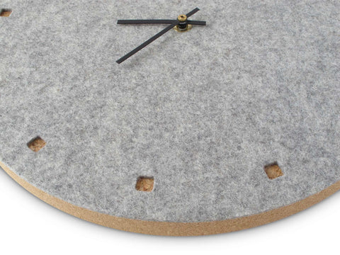 Veggklokke i filt og kork 30 cm | lys grå - svart | Design: Esbjerg