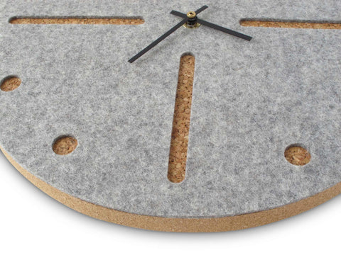 Veggklokke i filt og kork 30 cm | lys grå - svart | Design: Odense