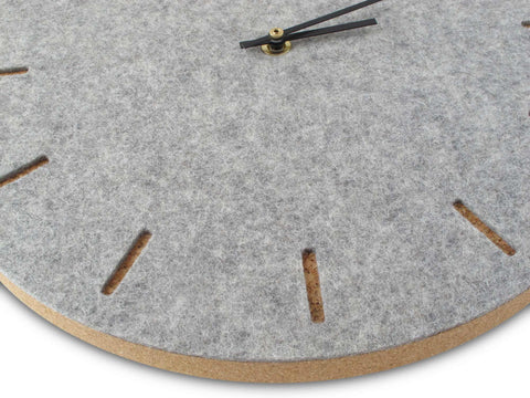 Veggklokke i filt og kork 30 cm | lys grå - svart | Design: København