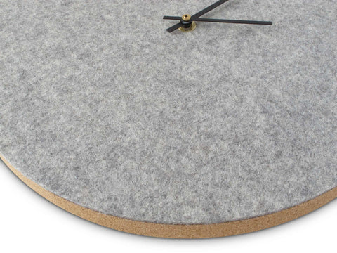 Veggklokke i filt og kork 30 cm | lys grå - svart | Design: Aalborg