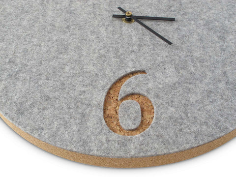 Veggklokke i filt og kork 30 cm | lys grå - svart | Design: Aarhus