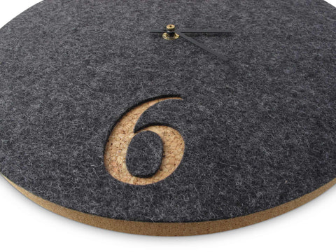 Veggklokke i filt og kork 30 cm | antrasitt - svart | Design: Aarhus