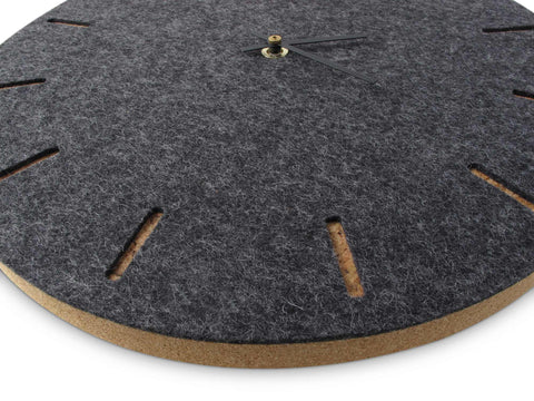 Veggklokke i filt og kork 30 cm | antrasitt - svart | Design: København